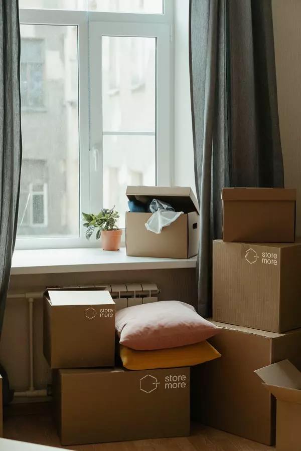 Cajas y objetos de mudanza preparados para guardar en un trastero