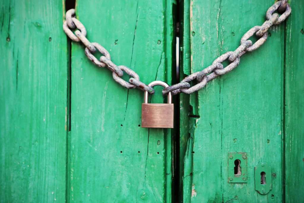 Cerradura y puerta segura como ejemplo de acceso inteligente para trasteros Storemore
